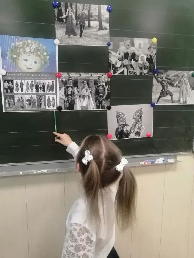 В преддверии Дня народного единства в школах города прошли различные мероприятия, на которых классные руководители познакомили ребят с историей русского государства и событиями, которые легли в основу Дня народного единства В преддверии Дня народного единства в школах города прошли различные мероприятия, на которых классные руководители познакомили ребят с историей русского государства и событиями, которые легли в основу Дня народного единства