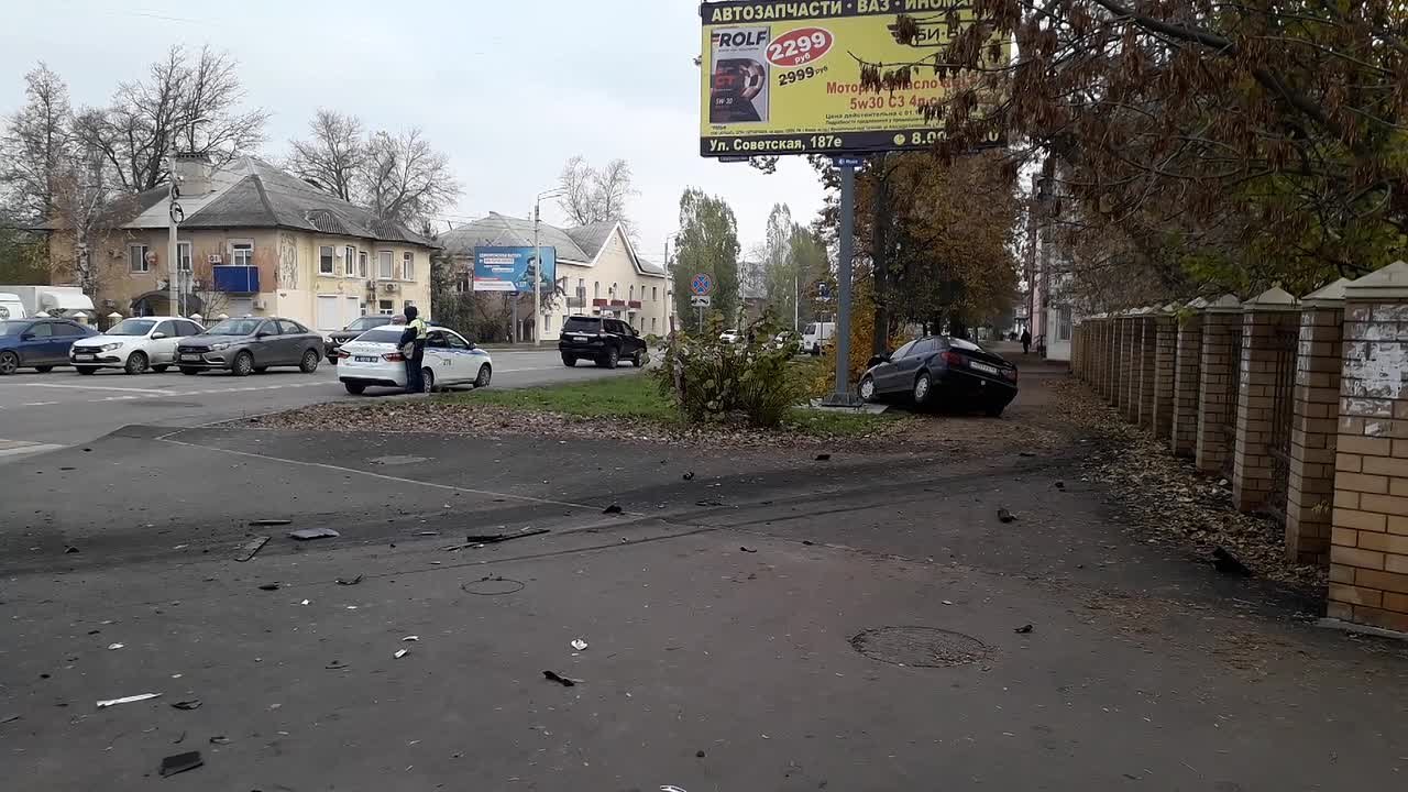 Кадры последствий ДТП, которое произошло на пересечении улицПролетарской и Карла Маркса в Тамбове