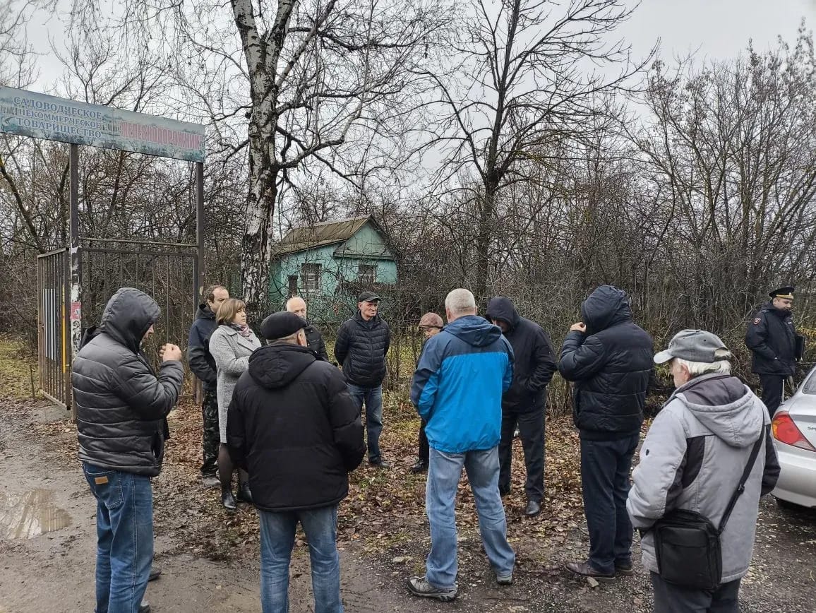 Сотрудники Центрального теруправления администрации Тамбова провели встречу с членами садоводческих некоммерческих товариществ, расположенных вдоль лесопарка «Дружба» Сотрудники Центрального теруправления администрации Тамбова провели встречу с членами садоводческих некоммерческих товариществ, расположенных вдоль лесопарка «Дружба»