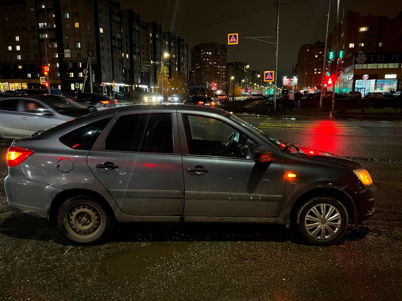 Также, 1 ноября в шесть часов вечера в районе дома №213 по улице Мичуринской города Тамбова, водитель автомобиля «Лада Гранта», мужчина 1987 года рождения, при завершении манёвра «поворот налево» на регулируемом перекрестке...