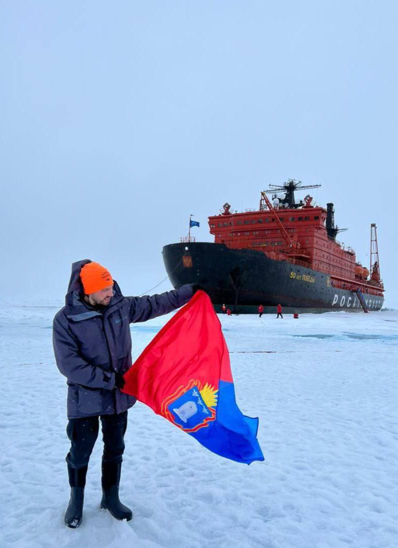 В День народного единства тамбовчанин поздравил всех с праздником, станцевав на Северном полюсе В День народного единства тамбовчанин поздравил всех с праздником, станцевав на Северном полюсе