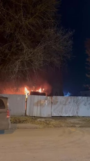 На строительной площадке нового храма на улице Кронштадтской областного центра горит грузовик