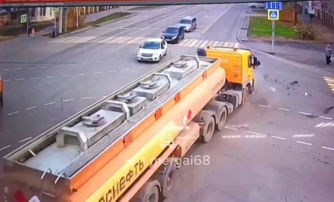 В Тамбове бензовоз протаранил легковушку на перекрёстке К.Маркса и Пролетарской