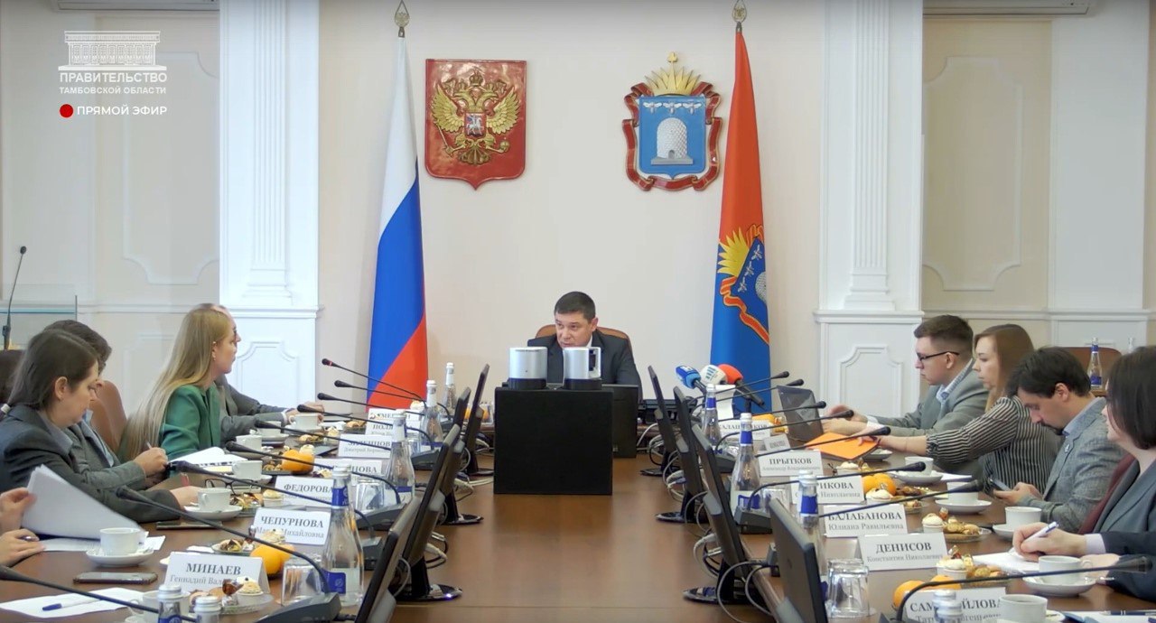 Наш специальный корреспондент Юлия Савушкина задала вопрос о сроках завершения ремонта коллектора на Набережной