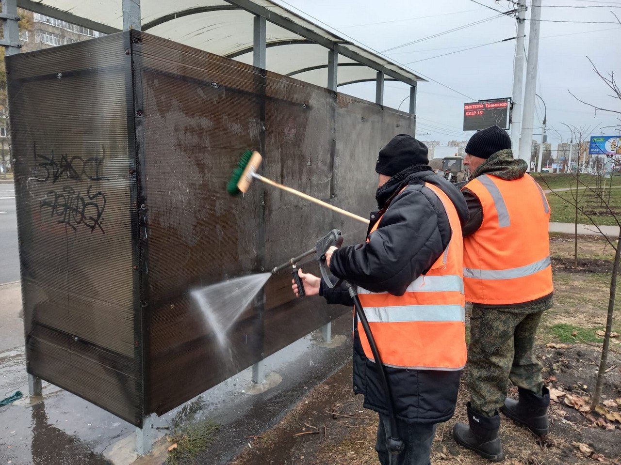 На Мичуринской провели комплексную уборку На Мичуринской провели комплексную уборку