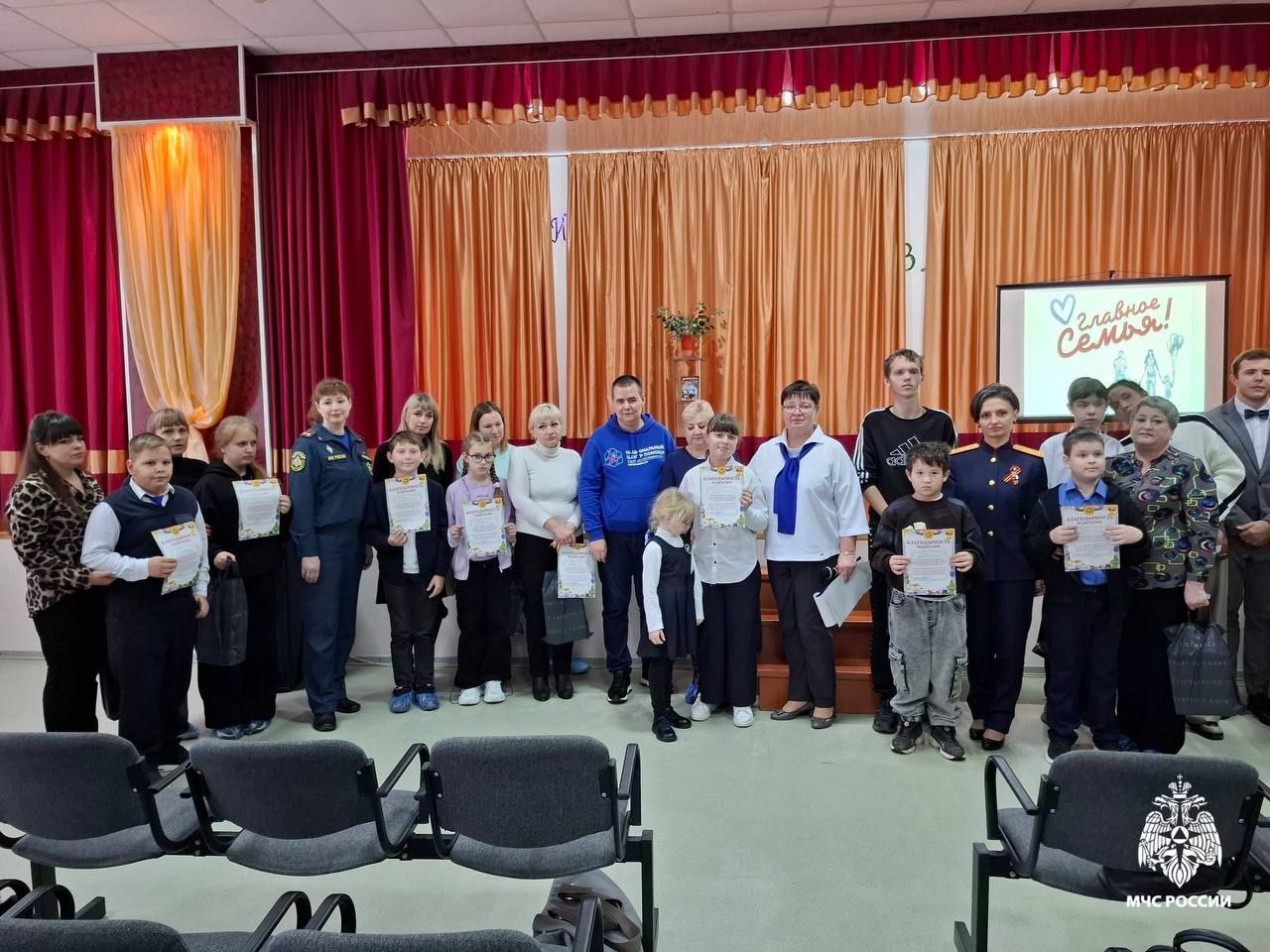 Главное — семья!. . Осень объединяет в себе два важных праздника — День отца и День матери Главное — семья!. . Осень объединяет в себе два важных праздника — День отца и День матери