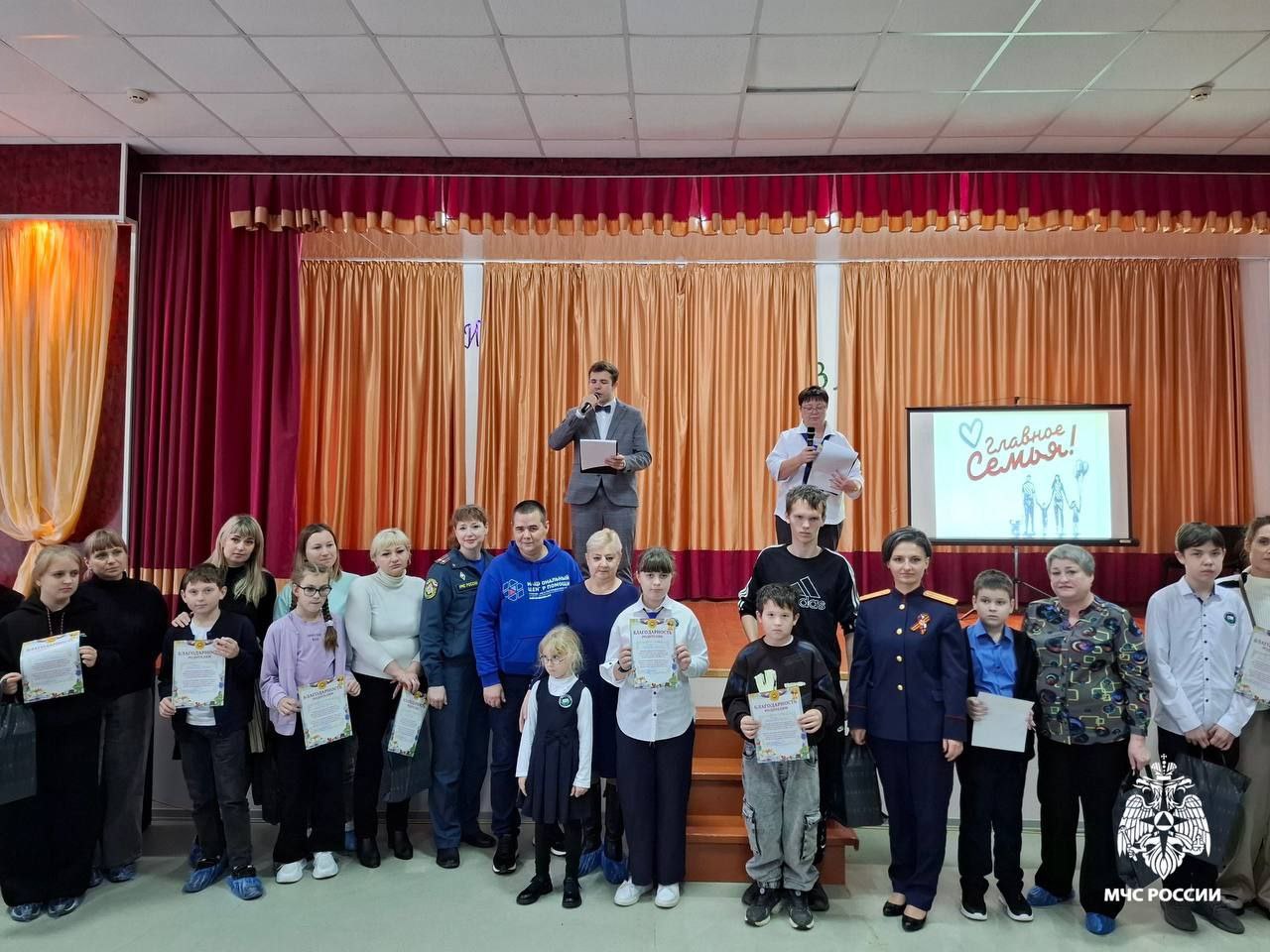 Главное — семья!. . Осень объединяет в себе два важных праздника — День отца и День матери Главное — семья!. . Осень объединяет в себе два важных праздника — День отца и День матери