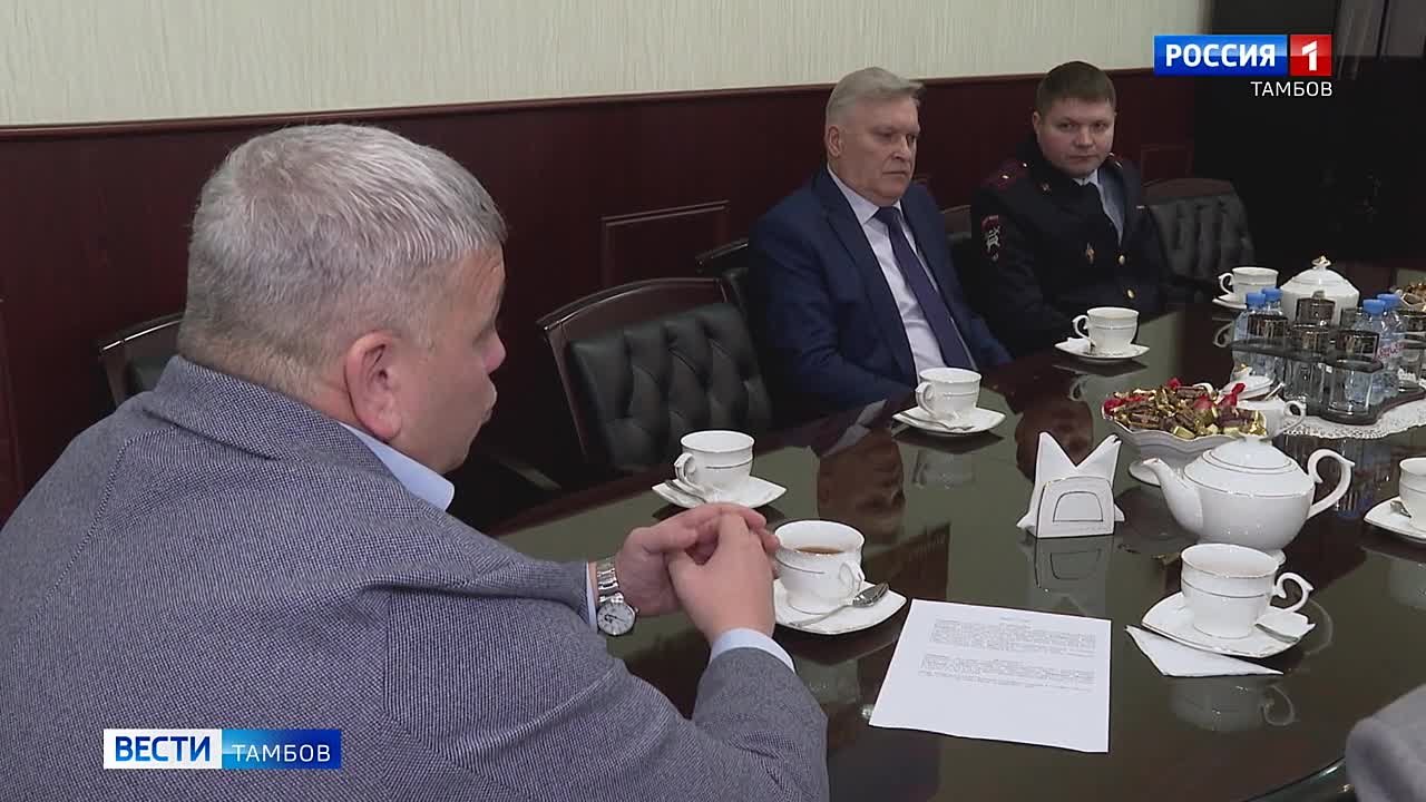В преддверии Дня сотрудников органов внутренних дел председатель городской Думы Тамбова за чашкой чая встретился с представителями династий, которые посвятили себя службе сначала в милиции, а затем в полиции