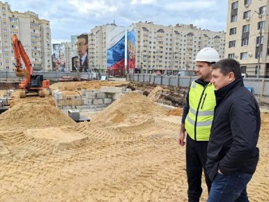 8 ноября глава области Евгений Первышов проверил строительство нескольких социальных объектов: дома культуры в селе Петровское и Центра культурного развития в Тамбове