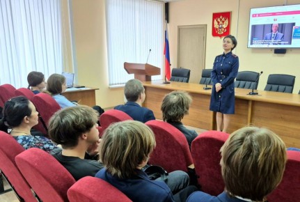 В следственном управлении СК России по Тамбовской области проведено профориентационное занятие со старшеклассниками