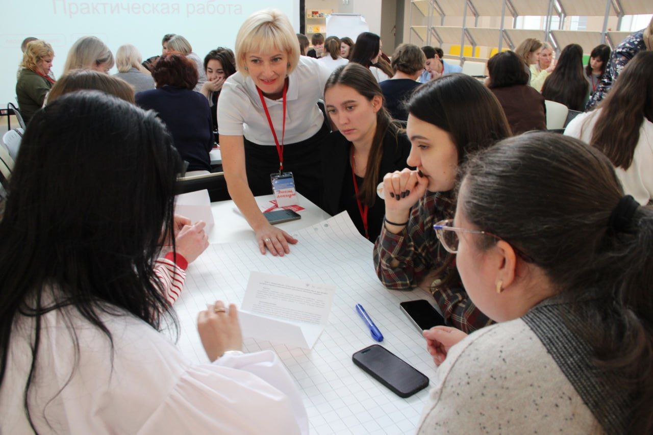 Более 200 педагогов Тамбовской области стали участниками программы «Психолого-педагогические основы реализации курса внеурочной деятельности «Разговоры о важном»