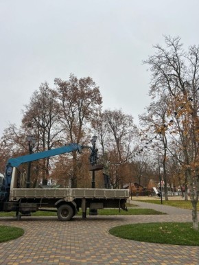 В парке культуры и отдыха начали готовиться к Новому году