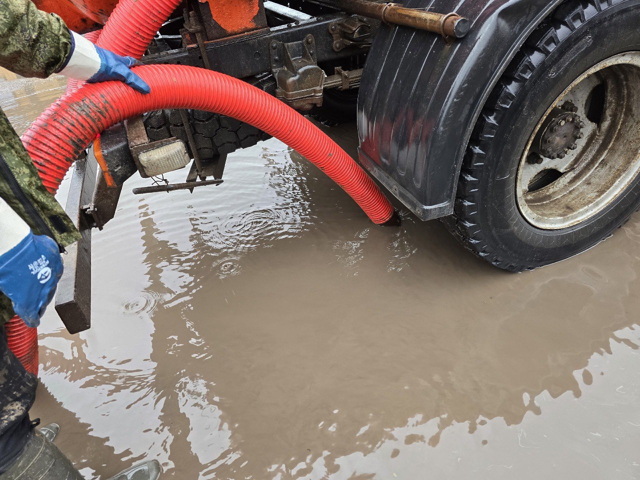 Сегодня дорожники прочищают городскую ливневую канализацию при помощи каналопромывочной машины Сегодня дорожники прочищают городскую ливневую канализацию при помощи каналопромывочной машины