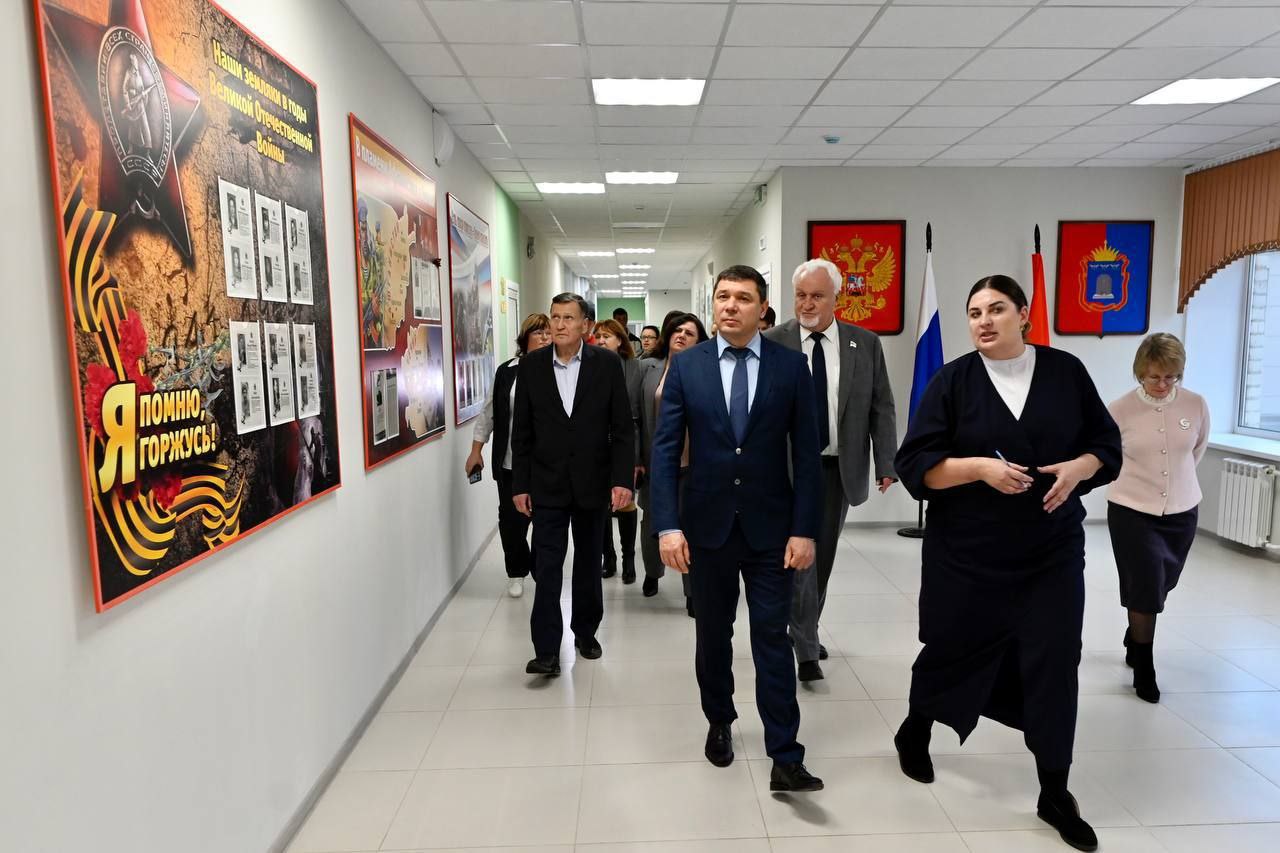 12 ноября во время рабочего визита в Знаменский округ глава области Евгений Первышов заехал в отремонтированную Знаменскую школу 12 ноября во время рабочего визита в Знаменский округ глава области Евгений Первышов заехал в отремонтированную Знаменскую школу