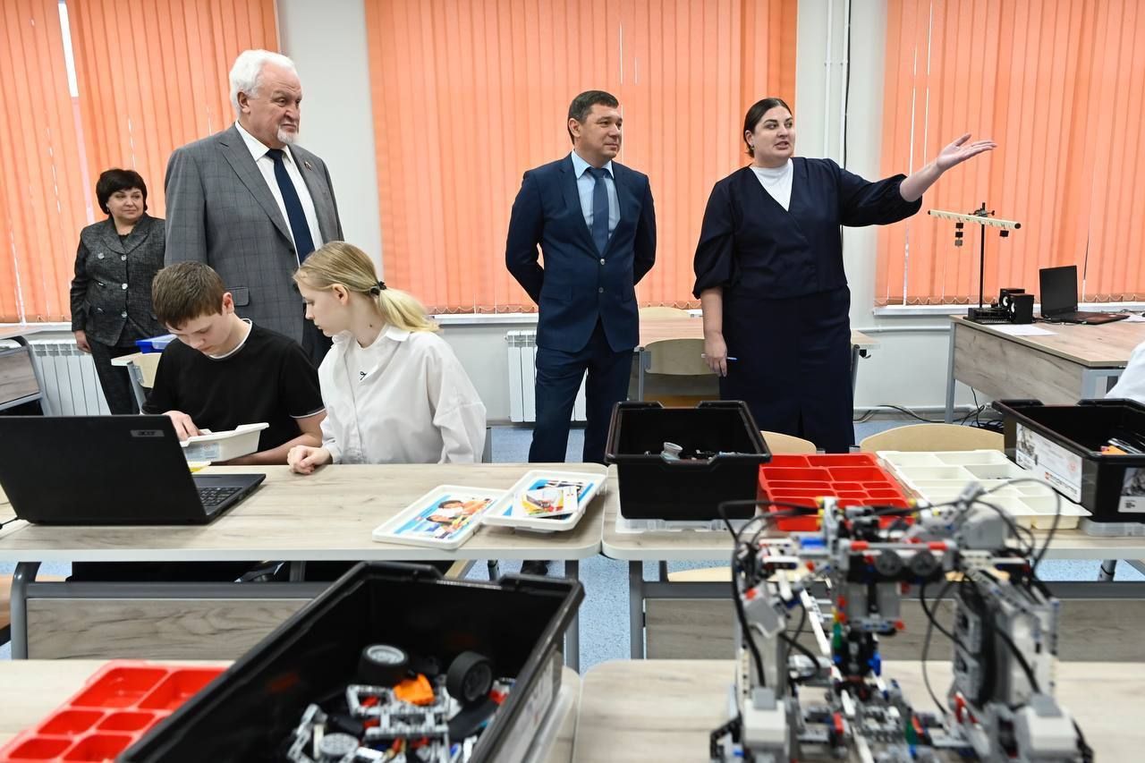 12 ноября во время рабочего визита в Знаменский округ глава области Евгений Первышов заехал в отремонтированную Знаменскую школу 12 ноября во время рабочего визита в Знаменский округ глава области Евгений Первышов заехал в отремонтированную Знаменскую школу