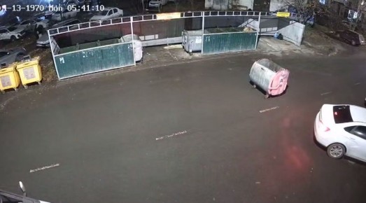 В Тамбове пятеро подростков выкатили мусорный контейнер на проезжую часть