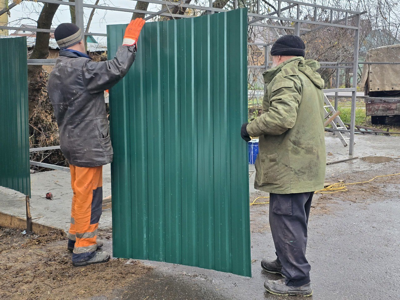 В Тамбове на улице Верховой строят новую контейнерную площадку
