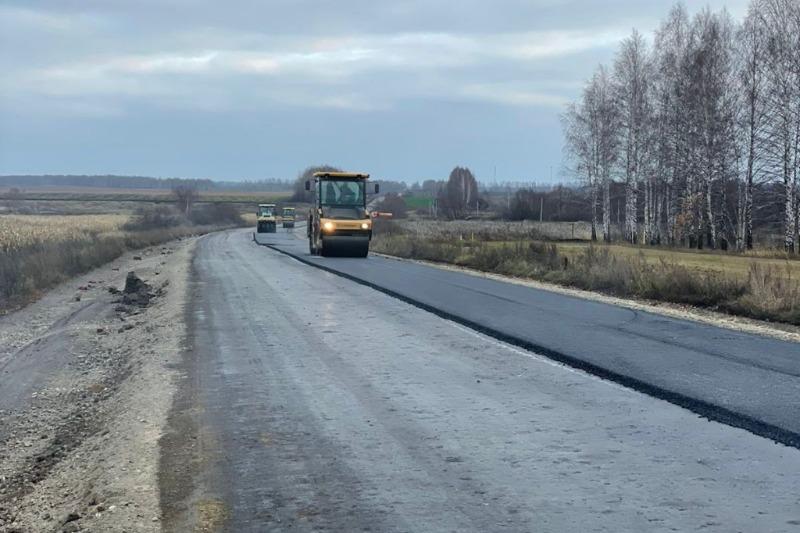 На участке проблемной дороги в Сосновском округе положили выравнивающее покрытие