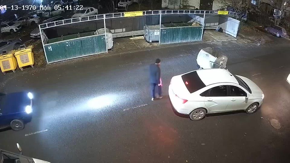 В Тамбове подростки чуть не устроили ДТП, выкатив мусорный контейнер на дорогу