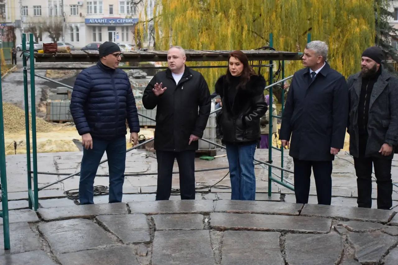 Максим Косенков: Провел сегодня выездное совещание на мемориале «Вечная слава», где идет масштабная реконструкция монумента и обновление прилегающей территории