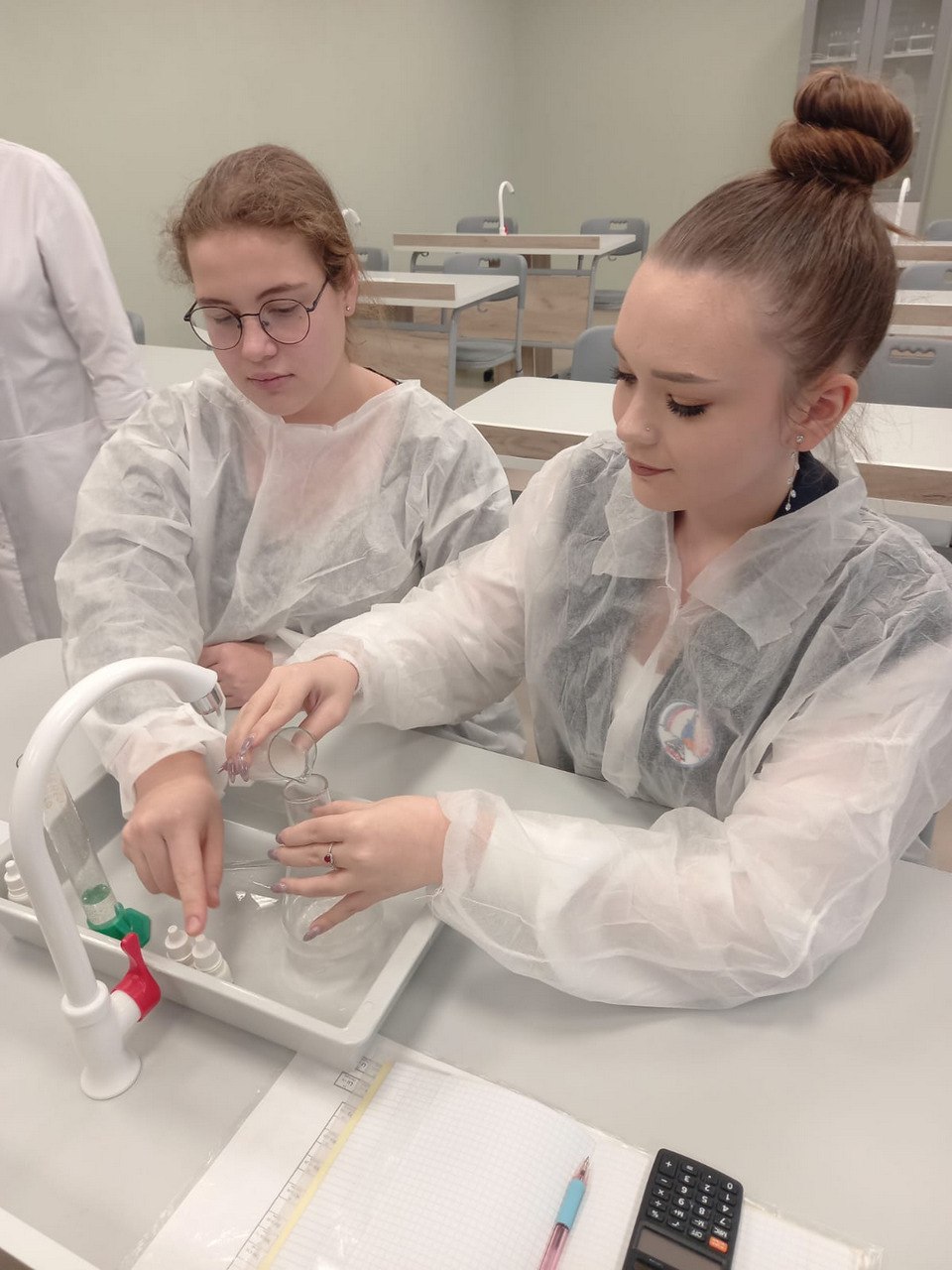 День открытых дверей для родителей учеников, выпускников и ветеранов педагогического труда прошел сегодня в школе №35 День открытых дверей для родителей учеников, выпускников и ветеранов педагогического труда прошел сегодня в школе №35