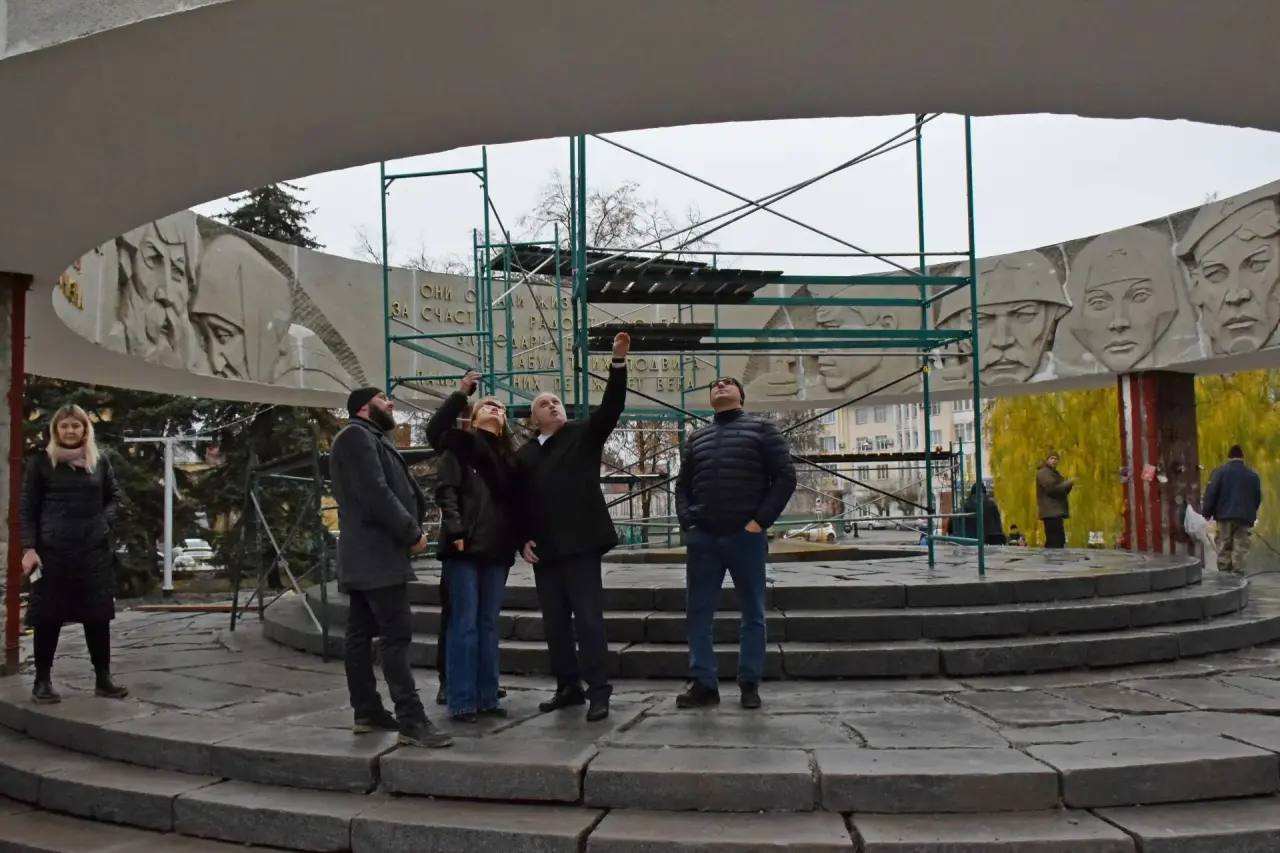 Максим Косенков: Провел сегодня выездное совещание на мемориале «Вечная слава», где идет масштабная реконструкция монумента и обновление прилегающей территории Максим Косенков: Провел сегодня выездное совещание на мемориале «Вечная слава», где идет масштабная реконструкция монумента и обновление прилегающей территории