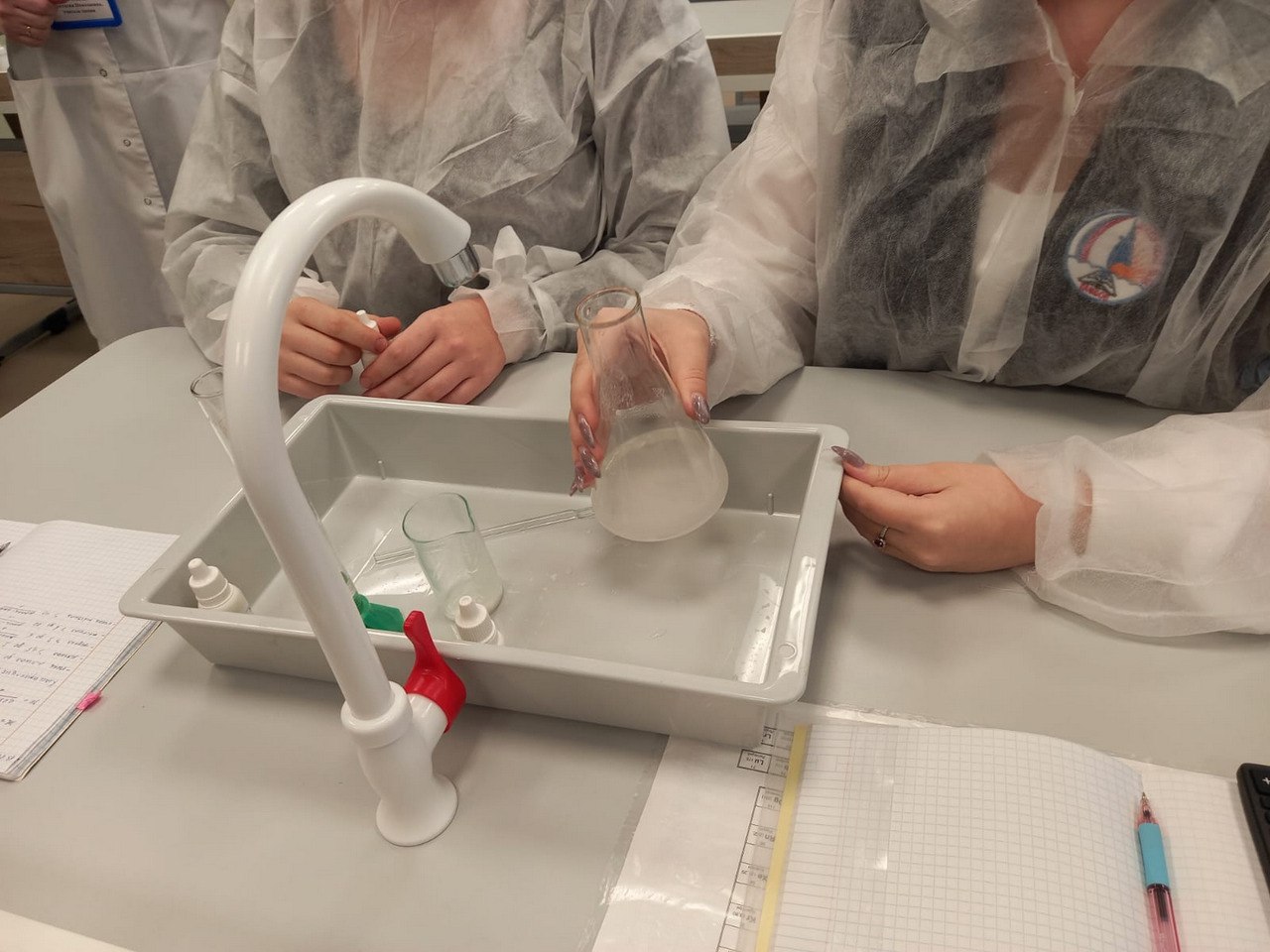 День открытых дверей для родителей учеников, выпускников и ветеранов педагогического труда прошел сегодня в школе №35 День открытых дверей для родителей учеников, выпускников и ветеранов педагогического труда прошел сегодня в школе №35