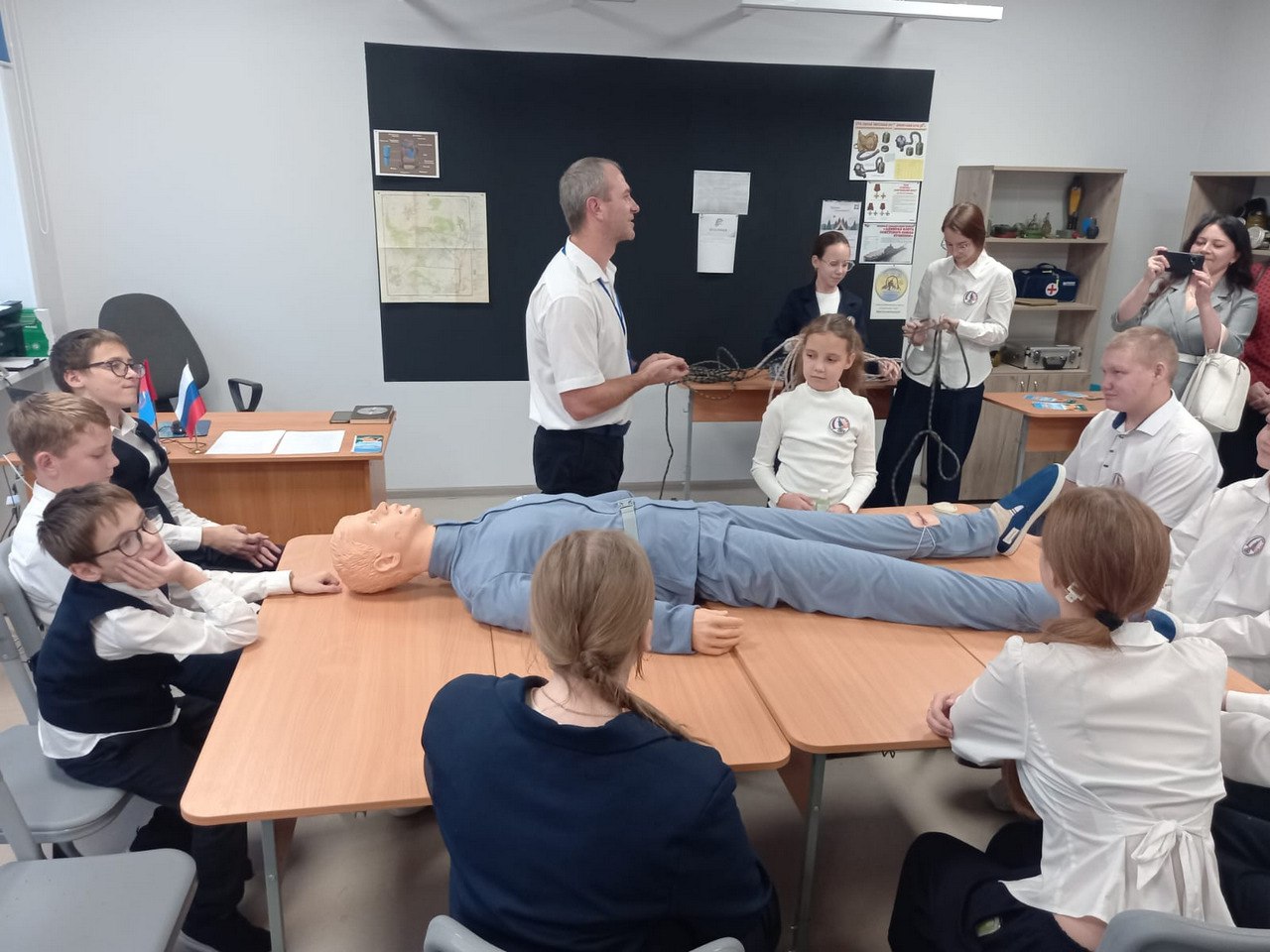 День открытых дверей для родителей учеников, выпускников и ветеранов педагогического труда прошел сегодня в школе №35 День открытых дверей для родителей учеников, выпускников и ветеранов педагогического труда прошел сегодня в школе №35