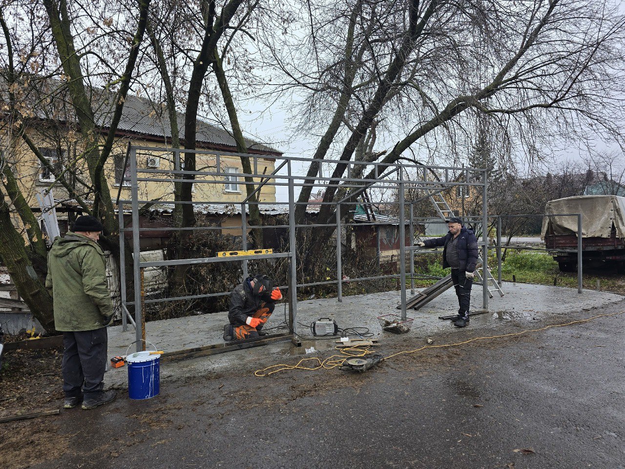 В Тамбове на улице Верховой строят новую контейнерную площадку В Тамбове на улице Верховой строят новую контейнерную площадку