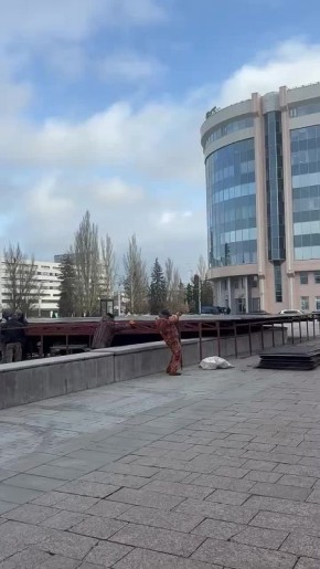 В Тамбове консервируют на зиму главный городской фонтан у здания правительства