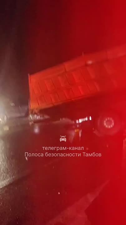 На трассе Тамбов-Пенза столкнулись 4 грузовика и легковушка: пострадал один человек