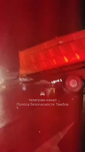На трассе в Тамбовской области столкнулись несколько большегрузов и легковушка