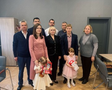 14 ноября в министерстве здравоохранения региона состоялось подписание договоров с четырьмя врачами на получение региональной единовременной выплаты в размере 1 миллиона рублей