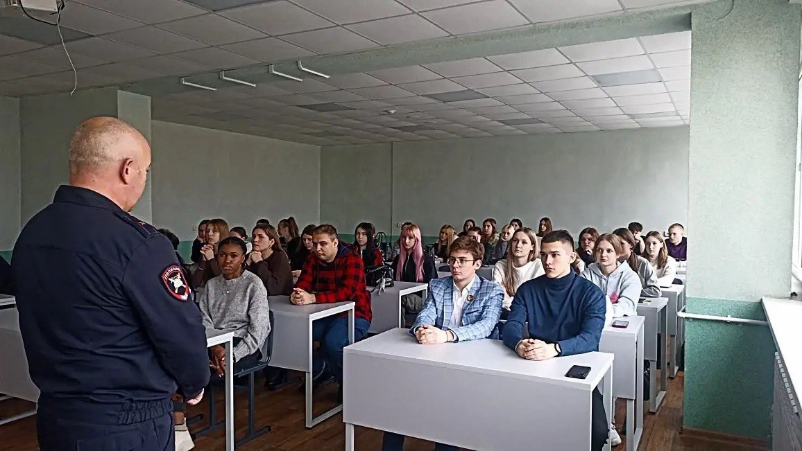 Безопасность на дорогах – общая ответственность: встреча студентов ТГУ им. Г.Р.Державина с Госавтоинспекторами Безопасность на дорогах – общая ответственность: встреча студентов ТГУ им. Г.Р.Державина с Госавтоинспекторами