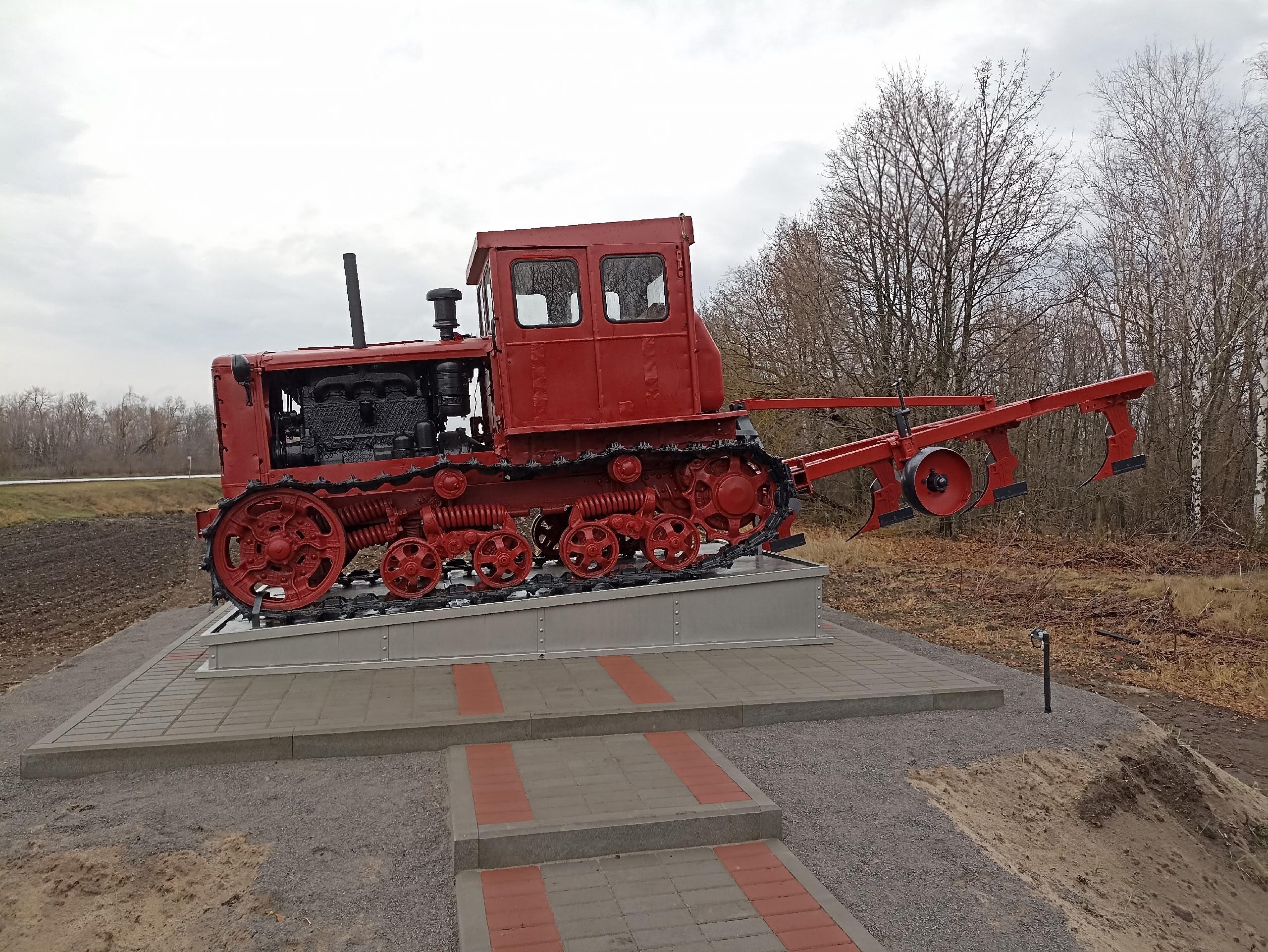 Недалеко от Бондарей стоит трактор-памятник — страж полей и символ трудовой силы района Недалеко от Бондарей стоит трактор-памятник — страж полей и символ трудовой силы района