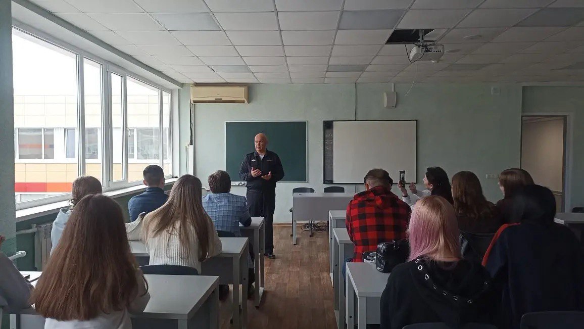 Безопасность на дорогах – общая ответственность: встреча студентов ТГУ им. Г.Р.Державина с Госавтоинспекторами Безопасность на дорогах – общая ответственность: встреча студентов ТГУ им. Г.Р.Державина с Госавтоинспекторами