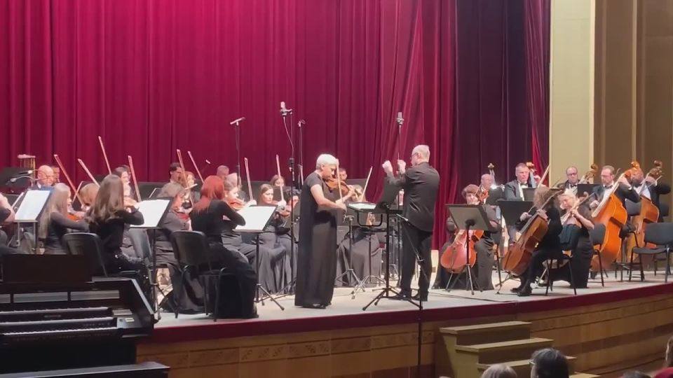 Фрагмент выступления оркестра имени С.В Рахманинова под руководством дирижёра Владислава Белинского на концерте "Свет и тьма"