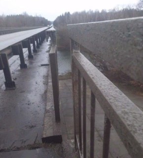 В Кирсановском округе ведутся активные противоаварийные работы на мосту через реку Ворона, движение по которому было приостановлено 15 ноября