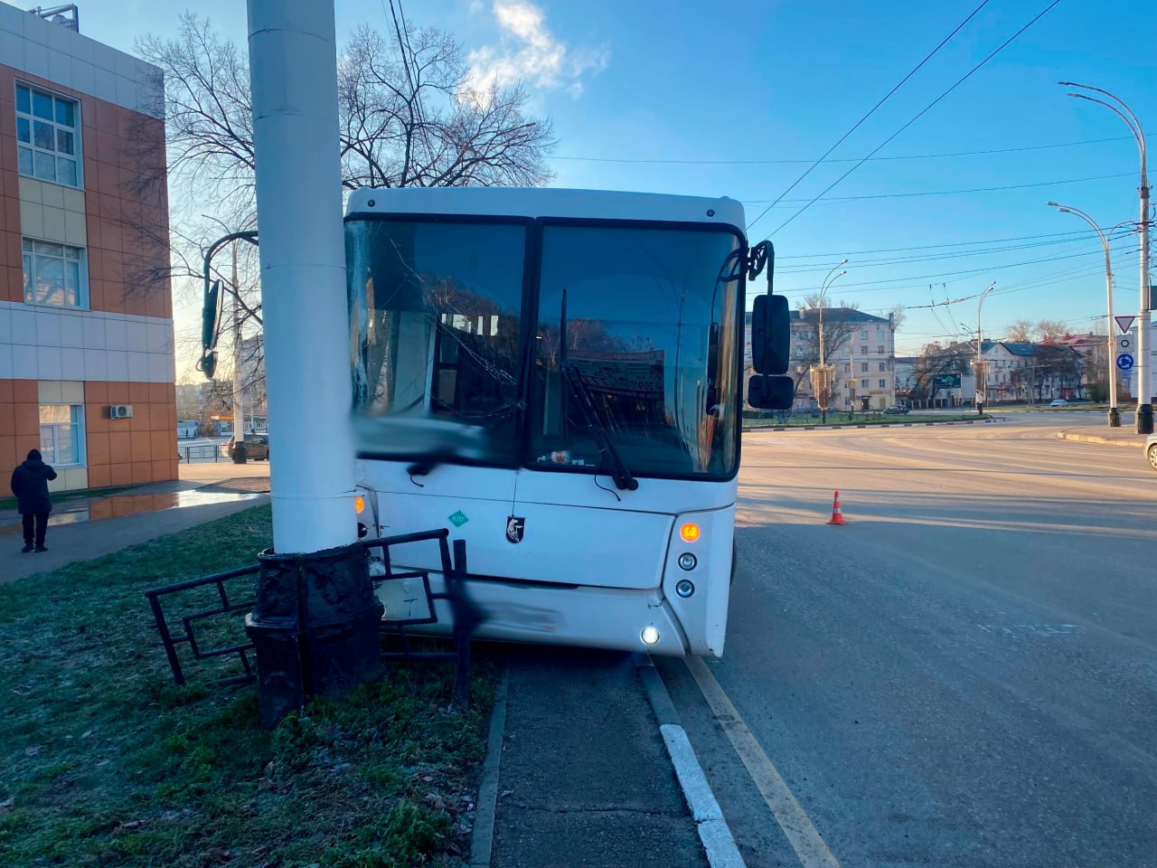 16 ноября в 7 часов 50 минут в районе дома №5 по улице Комсомольская площадь города Тамбова, водитель автобуса «НЕФАЗ», мужчина 1984 года рождения, не справился с управлением и допустил наезд на правых по ходу движения...