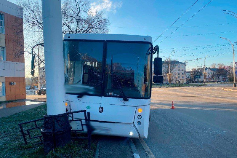 В Тамбове на Комсомольской площади автобус слетел с кольца, заехал на бордюр и врезался в столб