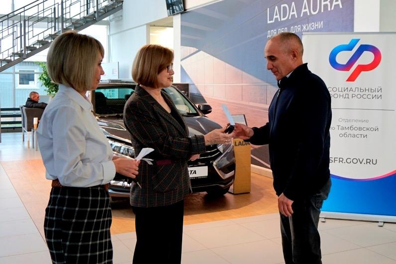 В Тамбовской области пострадавшим на производстве выдали новые автомобили В Тамбовской области пострадавшим на производстве выдали новые автомобили