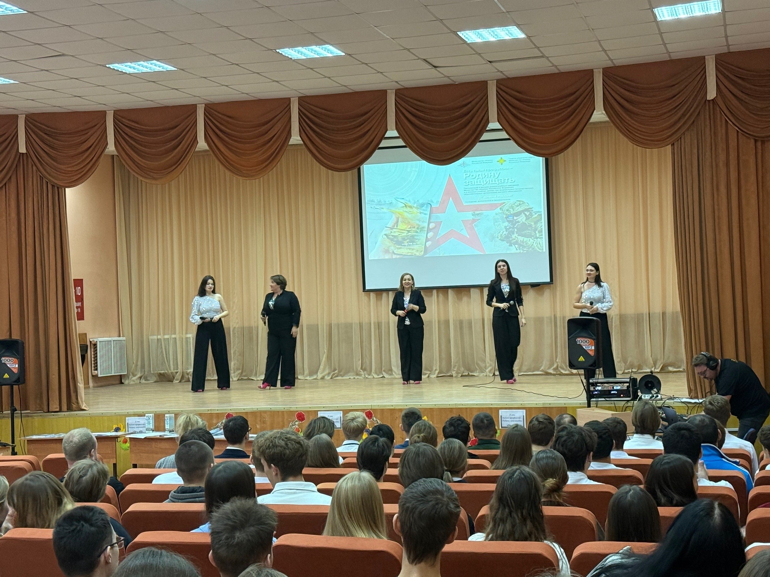 18 ноября на базе школы №9 города Тамбова состоялась масштабная информационная акция Министерства обороны РФ под названием «Есть такая профессия — Родину защищать!» 18 ноября на базе школы №9 города Тамбова состоялась масштабная информационная акция Министерства обороны РФ под названием «Есть такая профессия — Родину защищать!»