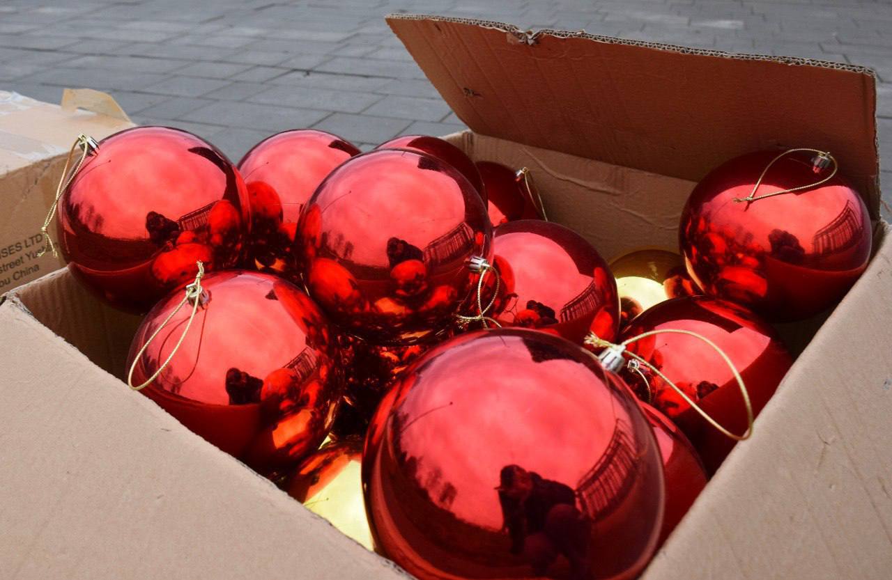 Новогодние украшения начали появляться на улицах и площадях Тамбова Новогодние украшения начали появляться на улицах и площадях Тамбова