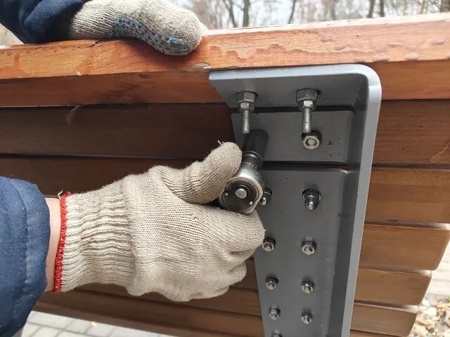 Ремонт скамеек в Тамбове - почти ежедневная строчка в плане работ Дирекции благоустройства и озеленения