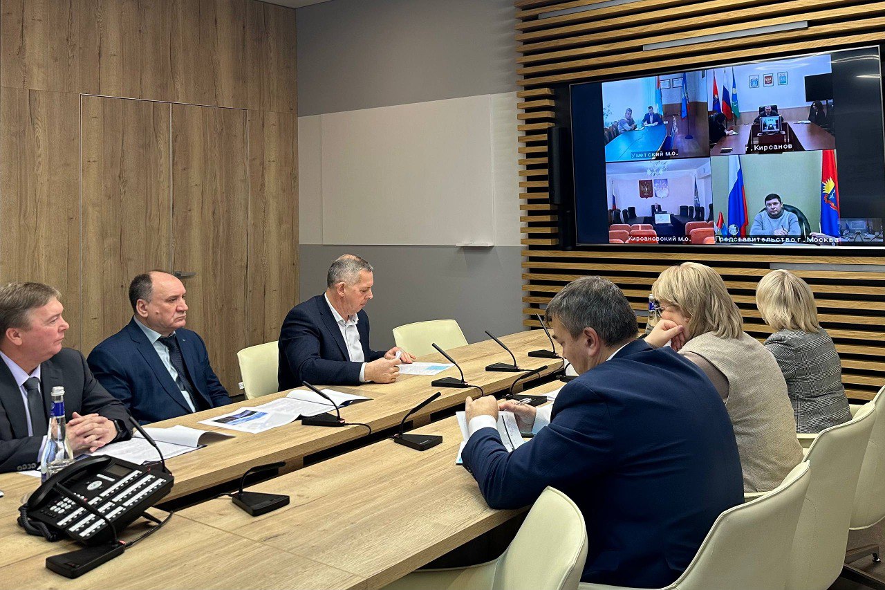 Глава области Евгений Первышов провел совещание по вопросам организации жизнедеятельности в Кирсановском и Уметском округах в ситуации временного перекрытия автомобильного движения по мосту через реку Ворона