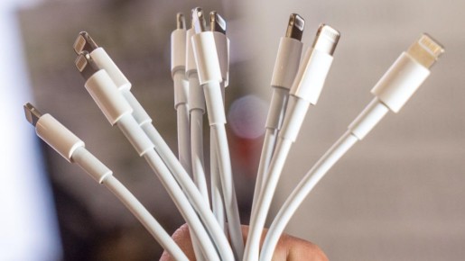 Шнур от зарядки будет как новый: грязь и липкость уберет неожиданное средство