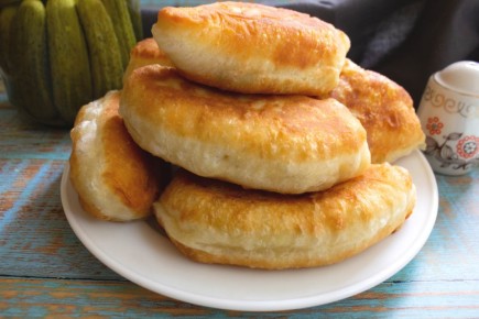 Необычные жареные пирожки: картошка с пикантными огурцами