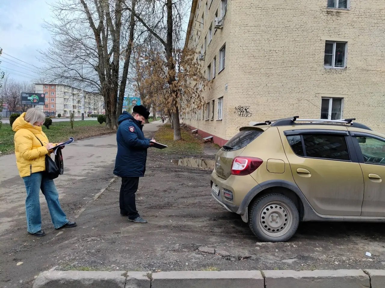 Очередной рейд по парковке автомобилей на зеленых зонах провели сотрудники Северного территориального управления совместно с полицейскими Очередной рейд по парковке автомобилей на зеленых зонах провели сотрудники Северного территориального управления совместно с полицейскими