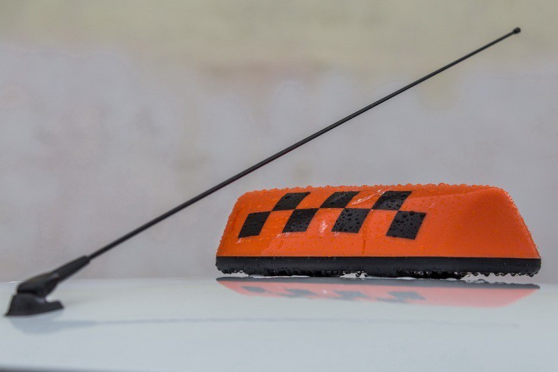 Жительница Рассказова пинком повредила дверь автомобиля такси