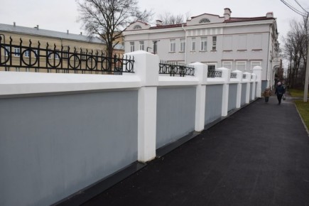 На ограждение сквера «Гармония» в Тамбове вернули отреставрированные кованые решётки